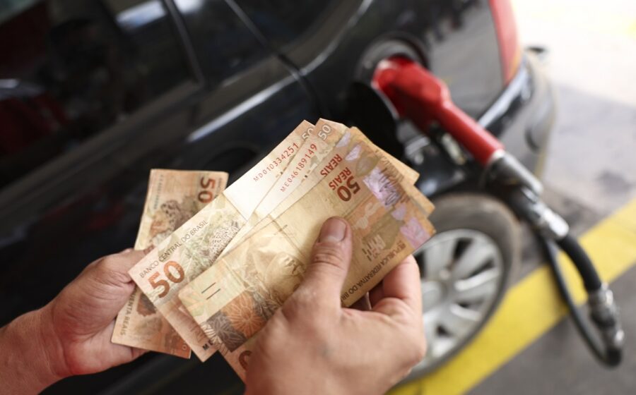 Bomba de combustível com ícones de impostos e texto Reforma Tributária 2027