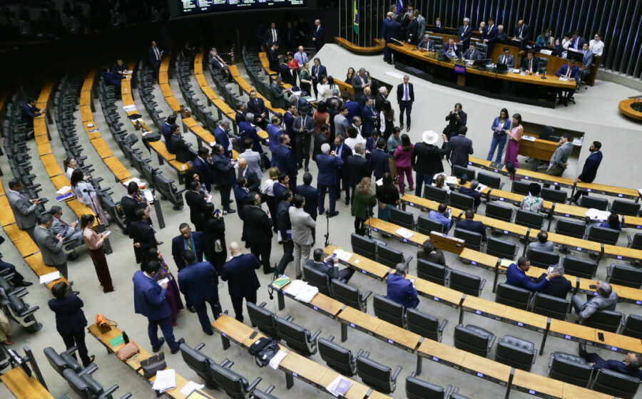 Nikolas Ferreira e Lucas Pavanato no Congresso Nacional com gráficos de votação recorde 2026