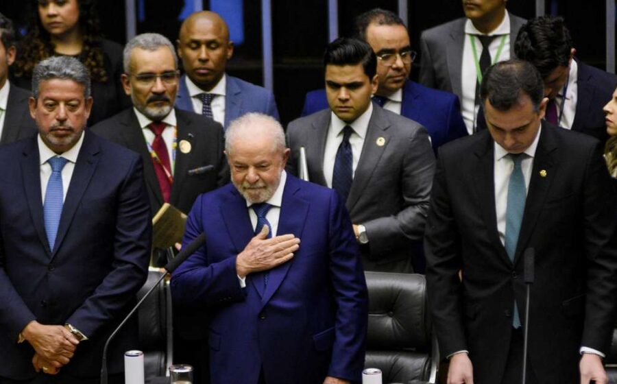 Plenário do Congresso Nacional brasileiro com parlamentares em sessão legislativa