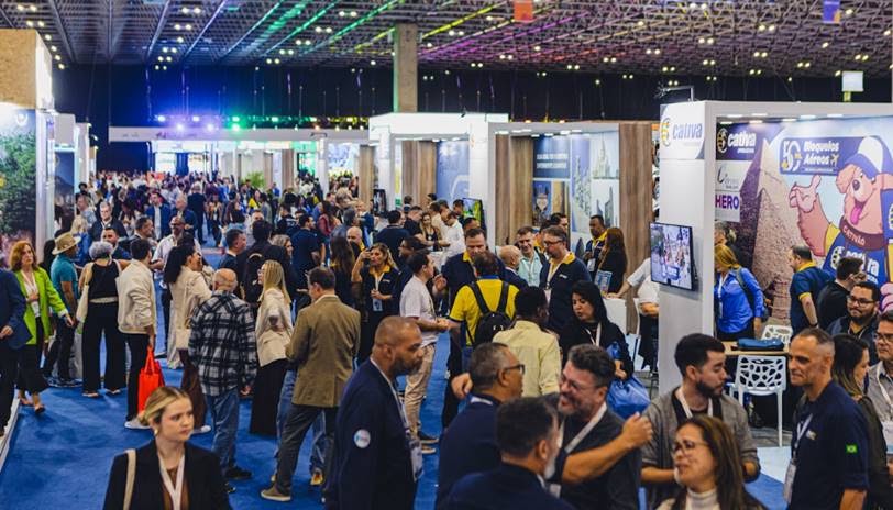 Corredores lotados da Abav Expo 2026 em São Paulo com estandes de turismo e executivos networking