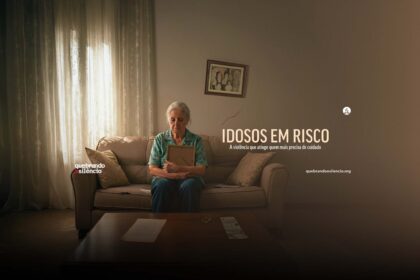 Idoso brasileiro pensativo em seção eleitoral vazia, simbolizando abstenção nas eleições 2026