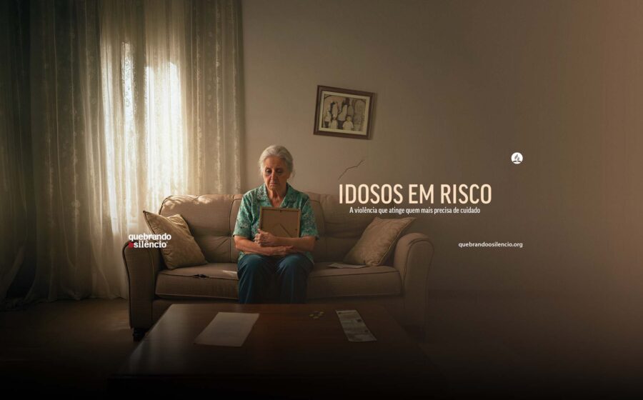 Idoso brasileiro pensativo em seção eleitoral vazia, simbolizando abstenção nas eleições 2026