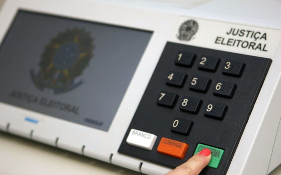 Veículo capotado transportando urnas eletrônicas para Eleições 2026 no interior do Amazonas