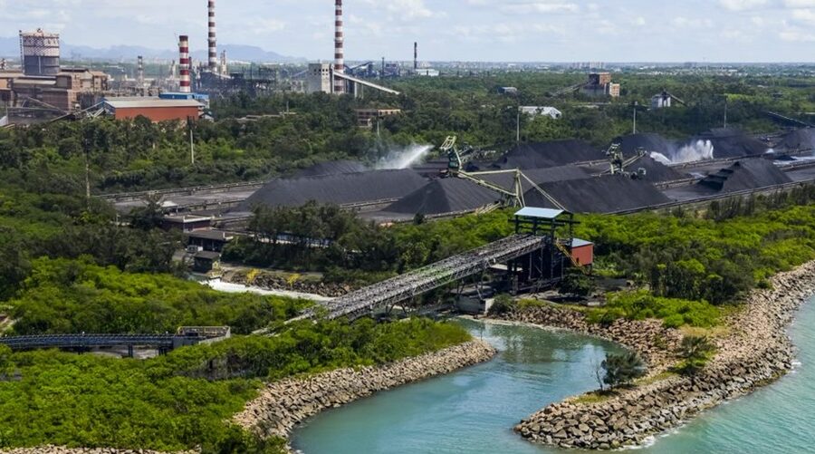 Fábrica da ArcelorMittal no Brasil com gráficos de queda nas importações de aço chinês