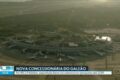 Aeroporto do Galeão no Rio de Janeiro com logo da Aena e avião decolando