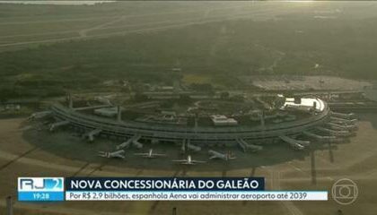 Aeroporto do Galeão no Rio de Janeiro com logo da Aena e avião decolando