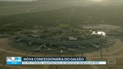 Aeroporto do Galeão no Rio de Janeiro com logo da Aena e avião decolando