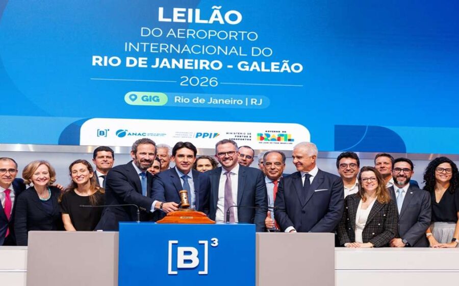 Aeroporto Galeão Tom Jobim com avião decolando, logotipo Aena em destaque, Rio de Janeiro