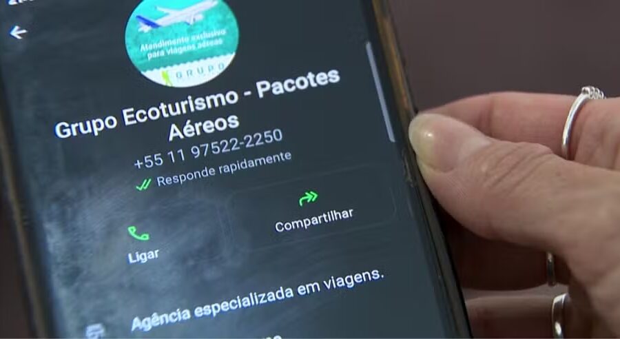 Fachada de agência de turismo fechada em Santa Rita do Sapucaí com placa de aluguel e portas trancadas