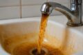 Torneira jorrando água preta e suja no Hospital Municipal Raul Sertã em Nova Friburgo