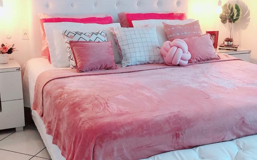 Hóspede fazendo check-out em Airbnb sem lavar louça nem arrumar cama, nova política da plataforma