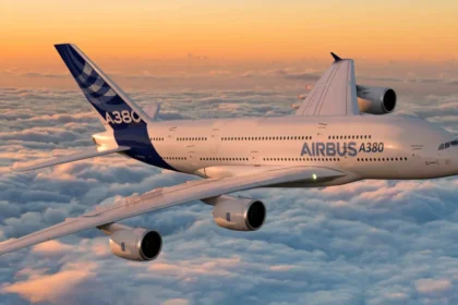 Airbus A320neo em linha de entrega na fábrica de Toulouse sob céu azul