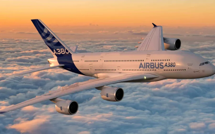 Airbus A320neo em linha de entrega na fábrica de Toulouse sob céu azul