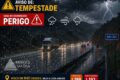 Alerta de tempestade no Vale do Paraíba com nuvens carregadas e chuva forte