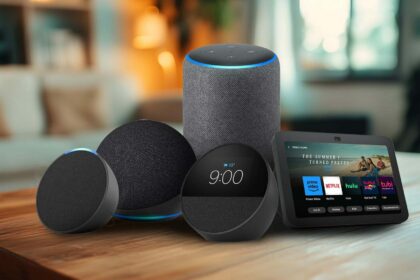 Logotipo da Amazon com ícones de Kindle e Alexa sobre fundo de demissão e cortes de vagas