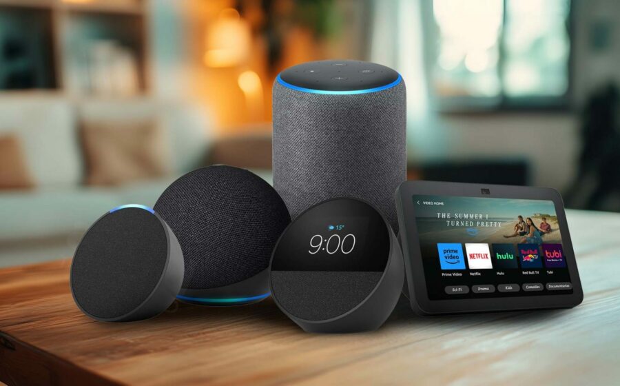 Logotipo da Amazon com ícones de Kindle e Alexa sobre fundo de demissão e cortes de vagas
