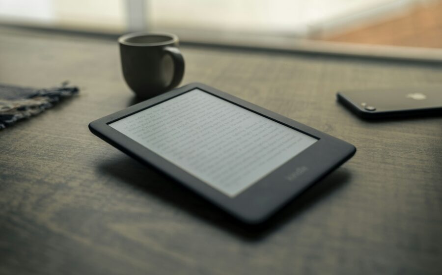Novos Kindles 2026 Colorsoft e controle remoto sem fio para virar páginas à distância