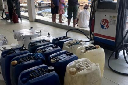 Posto flutuante no Amazonas com sinal de proibição de gasolina em galões