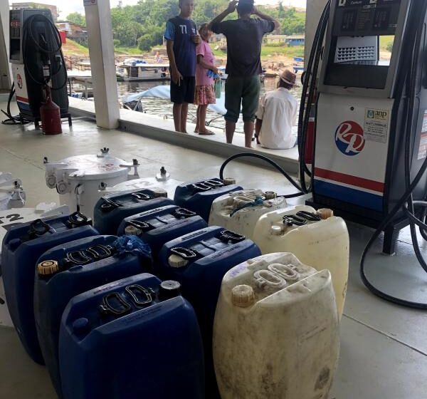 Posto flutuante no Amazonas com sinal de proibição de gasolina em galões
