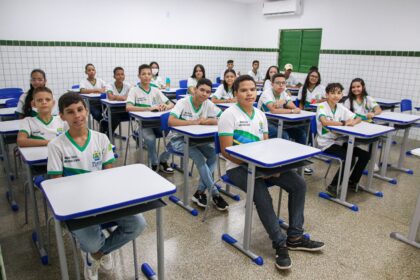 Professora Samara Oliveira em frente à UESPI Parnaíba, onde recebeu ameaças de morte