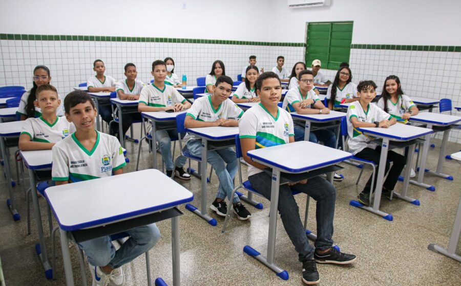 Professora Samara Oliveira em frente à UESPI Parnaíba, onde recebeu ameaças de morte