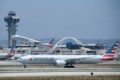 Avião da American Airlines no solo com tanque de combustível em destaque, simbolizando alta do querosene