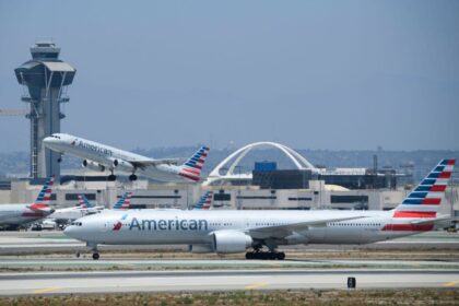 Avião da American Airlines no solo com tanque de combustível em destaque, simbolizando alta do querosene