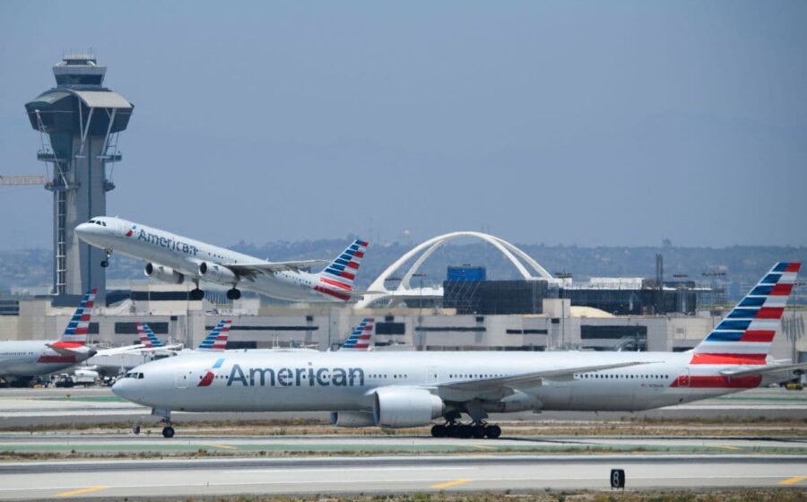 Avião da American Airlines no solo com tanque de combustível em destaque, simbolizando alta do querosene