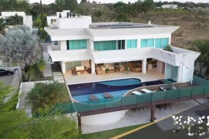Mansão de três andares com heliponto em construção às margens do Lago Paranoá em Brasília