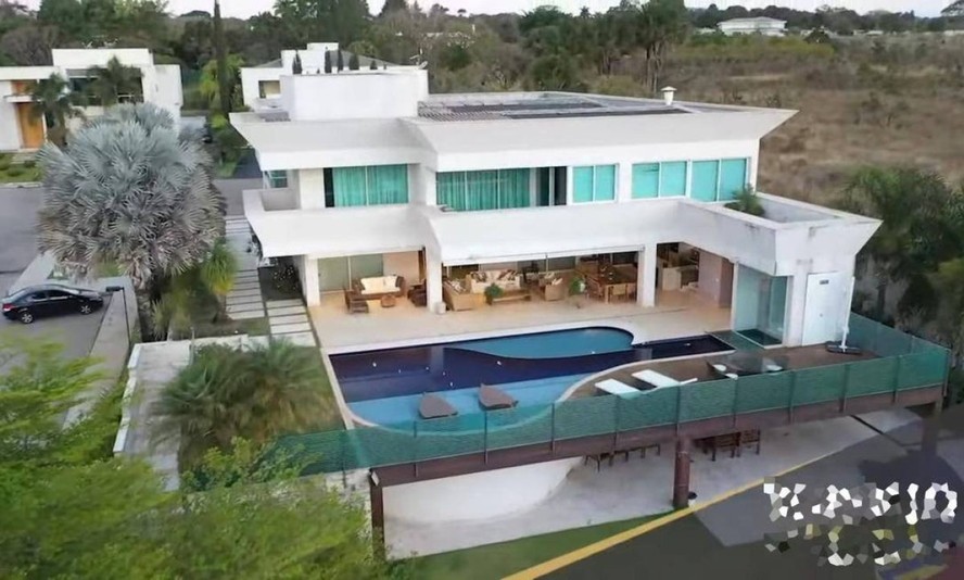 Mansão de três andares com heliponto em construção às margens do Lago Paranoá em Brasília