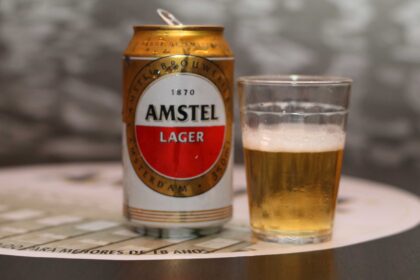 Lata de Amstel 0.0 zero álcool e zero glúten lançada no Brasil