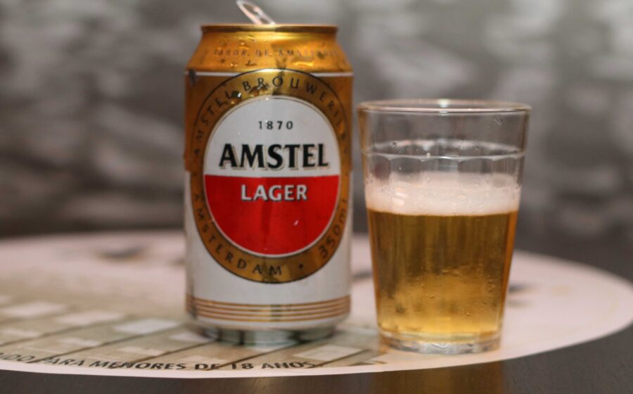 Lata de Amstel 0.0 zero álcool e zero glúten lançada no Brasil