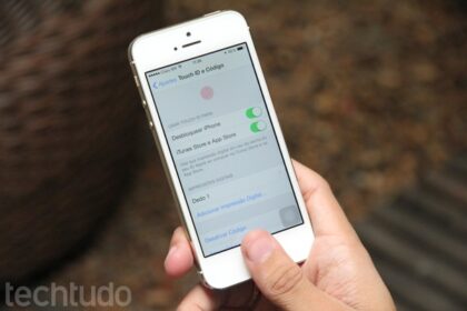 Pessoa fazendo leitura biométrica facial no smartphone para validar linha móvel