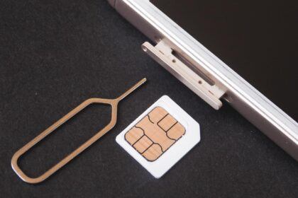 Pessoa fazendo selfie para validação facial de chip móvel exigida pela Anatel