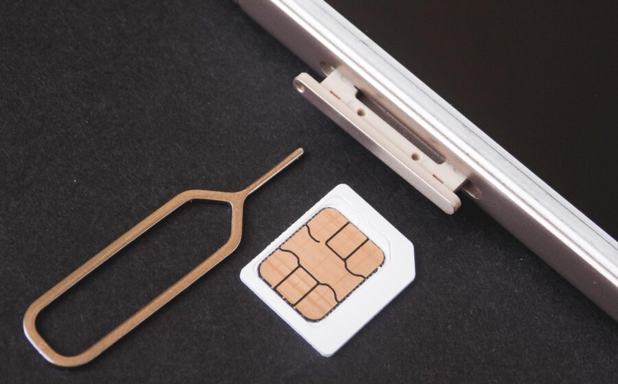 Pessoa fazendo selfie para validação facial de chip móvel exigida pela Anatel