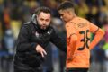 Carlo Ancelotti sorri ao lado de jogadores brasileiros do Shakhtar Donetsk em treino da Seleção
