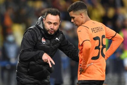 Carlo Ancelotti sorri ao lado de jogadores brasileiros do Shakhtar Donetsk em treino da Seleção