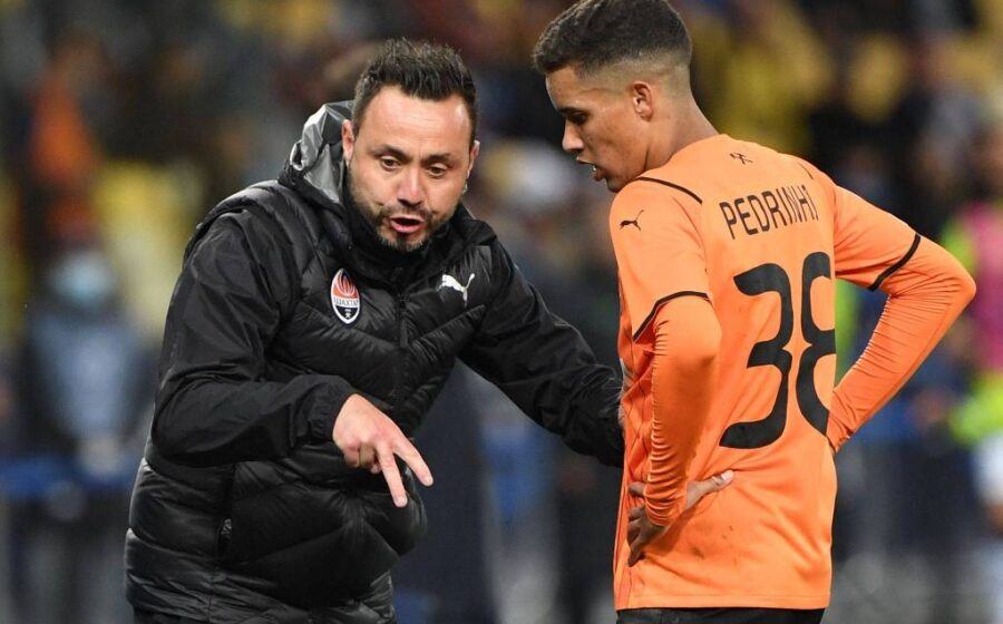 Carlo Ancelotti sorri ao lado de jogadores brasileiros do Shakhtar Donetsk em treino da Seleção