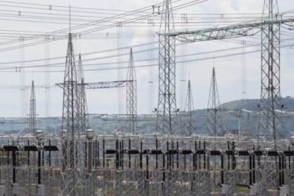 Leilão de energia na B3 com tela mostrando investimentos de R$ 50 bilhões para transmissão 2027