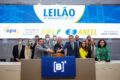 Linhas de transmissão de energia ao pôr do sol representando leilões da Aneel 2027