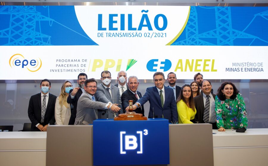 Linhas de transmissão de energia ao pôr do sol representando leilões da Aneel 2027