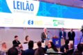 Torres de transmissão de energia ao pôr do sol representando leilões da Aneel 2027