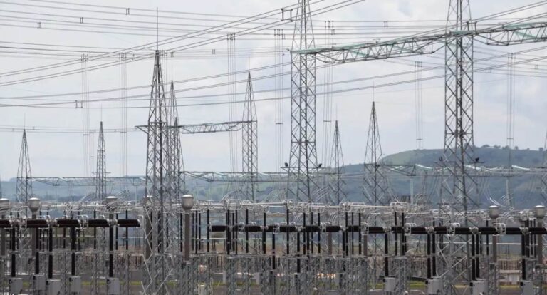Leilão de transmissão de energia na B3 com telões mostrando lances e investidores