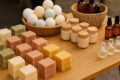 Produtos cosméticos artesanais brasileiros em embalagens rotuladas conforme nova norma Anvisa