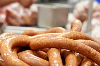 Embalagem de linguiça defumada KF Embutidos recolhida pela Anvisa por contaminação Listeria