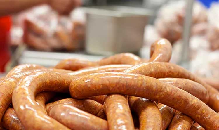 Embalagem de linguiça defumada KF Embutidos recolhida pela Anvisa por contaminação Listeria