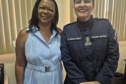 Giulia Fabrin Scussel, engenheira agrônoma de 29 anos, primeira mulher presidente da FAASC, segurando taça de hidromel