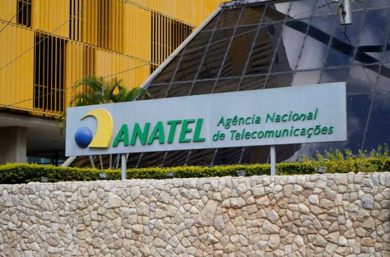 Ministro Cristiano Zanin do STF determina prazo de 48h à Anatel sobre falhas nas eleições