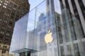 Logotipo da Apple com gráfico de ações subindo, marco histórico de US$ 5 trilhões em valor de mercado
