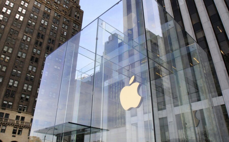 Logotipo da Apple com gráfico de ações subindo, marco histórico de US$ 5 trilhões em valor de mercado